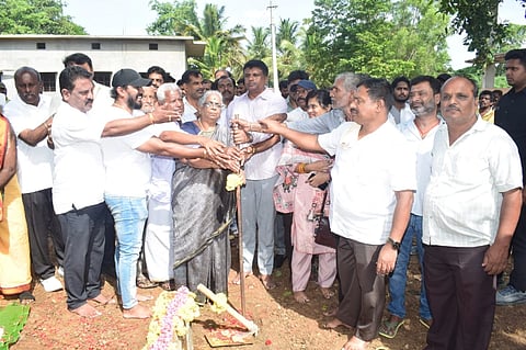 ಮಂಡ್ಯ ನಗರದ ಕಲ್ಲಹಳ್ಳಿ ಸ್ಮಶಾನದಲ್ಲಿ ಅತ್ಯಾಧುನಿಕ ವಿದ್ಯುತ್ ಚಿತಾಗಾರ ಕಾಮಗಾರಿಗೆ ಶಾಸಕ ಪಿ.ರವಿಕುಮಾರ್ ಗಣಿಗ ಭೂಮಿ ಪೂಜೆ ನೆರವೇರಿಸಿದರು. 