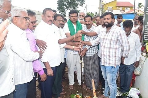 ಮಂಡ್ಯ ತಾಲೂಕು ಹೊಸಬೂದನೂರು ಗ್ರಾಮದಲ್ಲಿ ಅಭಿವೃದ್ಧಿ ಕಾಮಗಾರಿಗೆ ಶಾಸಕ ಪಿ.ರವಿಕುಮಾರ್ ಗಣಿಗ ಭೂಮಿ ಪೂಜೆ ನೆರವೇರಿಸಿದರು.