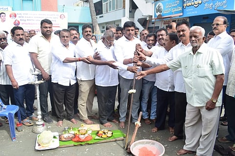 ಮಂಡ್ಯದ ಕಲ್ಲಹಳ್ಳಿಯಲ್ಲಿ ರಸ್ತೆ ಅಭಿವೃದ್ಧಿ ಕಾಮಗಾರಿಗೆ ಶಾಸಕ ಪಿ.ರವಿಕುಮಾರ್ ಗಣಿಗ ಭೂಮಿ ಪೂಜೆ ನೆರವೇರಿಸಿದರು.