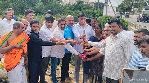 ಮಂಡ್ಯ ನಗರದಲ್ಲಿ ಸೇತುವೆ ಹಾಗೂ ರಸ್ತೆ ಅಭಿವೃದ್ಧಿ ಕಾಮಗಾರಿಗೆ ಶಾಸಕ ಪಿ.ರವಿಕುಮಾರ್ ಗಣಿಗ ಭೂಮಿ ಪೂಜೆ ನೆರವೇರಿಸಿದರು.  