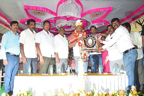 ಮಂಡ್ಯ ತಾಲೂಕು ಕೆರಗೋಡು ಗ್ರಾಮದಲ್ಲಿ ಆಯೋಜಿಸಿದ್ದ ಸಮಾರಂಭದಲ್ಲಿ ಶಾಸಕ ಪಿ.ರವಿಕುಮಾರ್ ಗಣಿಗ ಅವರನ್ನು ಅಭಿನಂದಿಸಲಾಯಿತು.