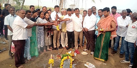 ಮಂಡ್ಯ ನಗರದ ಕಲ್ಲಹಳ್ಳಿಯ ರೈಲ್ವೆಗೇಟ್ ಸಮೀಪ ಪ್ರಾಥಮಿಕ ಆರೋಗ್ಯ ಕೇಂದ್ರ ನಿರ್ಮಾಣಕ್ಕೆ ಶಾಸಕ ಪಿ.ರವಿಕುಮಾರ್ ಗಣಿಗ ಭೂಮಿ ಪೂಜೆ ನೆರವೇರಿಸಿದರು.