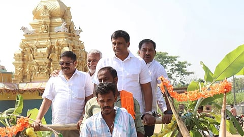  ಮಂಡ್ಯ ತಾಲೂಕು ಜಿ.ಹೊಸಹಳ್ಳಿ ಗ್ರಾಮದ ರಸ್ತೆಗೆ ಅಭಿವೃದ್ಧಿ ಕಾಮಗಾರಿಗೆ ಚಾಲನೆ ನೀಡಲು ಆಗಮಿಸಿದ ಶಾಸಕ ಪಿ.ರವಿಕುಮಾರ್ ಗಣಿಗ ಅವರನ್ನು ಎತ್ತಿನಗಾಡಿಯಲ್ಲಿ ಮೆರವಣಿಗೆ ಮಾಡಲಾಯಿತು.