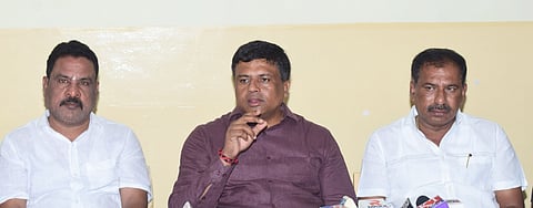 ಮಂಡ್ಯ ನಗರದ ಪ್ರವಾಸಿಮಂದಿರದಲ್ಲಿ ಆಯೋಜಿಸಿದ್ದ ಸುದ್ದಿಗೋಷ್ಠಿಯಲ್ಲಿ ಶಾಸಕ ಪಿ.ರವಿಕುಮಾರ್ ಗಣಿಗ ಮಾತನಾಡಿದರು. 