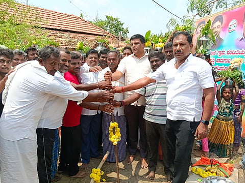 ಮಂಡ್ಯ ತಾಲೂಕಿನ ರಾಯಶೆಟ್ಟಿಪುರ ಹಾಗೂ ಮೋಳೆ ಗ್ರಾಮದಲ್ಲಿ ವಿವಿಧ ಅಭಿವೃದ್ಧಿ ಕಾಮಗಾರಿಗೆ ಶಾಸಕ ಪಿ.ರವಿಕುಮಾರ್ ಗಣಿಗ ಭೂಮಿ ಪೂಜೆ ನೆರವೇರಿಸಿದರು. 