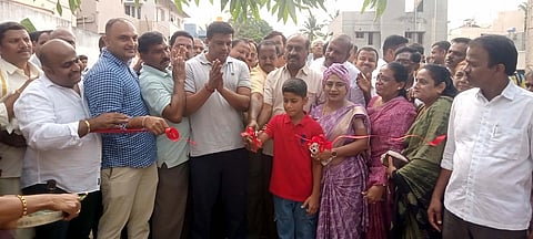ಮಂಡ್ಯ ನಗರದ ಮರೀಗೌಡ ಬಡಾವಣೆಯಲ್ಲಿ ನೂತನವಾಗಿ ನಿರ್ಮಾಣವಾಗಿರುವ ಸಿಮೆಂಟ್ ರಸ್ತೆಯನ್ನು ಶಾಸಕ ಪಿ.ರವಿಕುಮಾರ್ ಗಣಿಗ ಲೋಕಾರ್ಪಣೆಗೊಳಿಸಿದರು.  