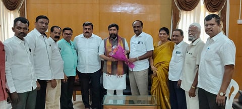 ಮಂಡ್ಯ ನಗರಕ್ಕೆ ಆಗಮಿಸಿದ ವಿಧಾನ ಪರಿಷತ್ ಸದಸ್ಯ ಸಲೀಂ ಅಹ್ಮದ್ ಅವರನ್ನು ಮೈಶುಗರ್ ಅಧ್ಯಕ್ಷ ಸಿ.ಡಿ.ಗಂಗಾಧರ ಸ್ವಾಗತಿಸಿದರು.