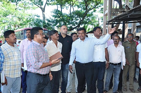 ಮಂಡ್ಯ ನಗರದ ಕೆಎಸ್‌ಆರ್‌ಟಿಸಿ ಬಸ್ ನಿಲ್ದಾಣದಲ್ಲಿ ಶಾಸಕ ಪಿ.ರವಿಕುಮಾರ್ ಗಣಿಗ ಪರಿಶೀಲನೆ ನಡೆಸಿದರು.