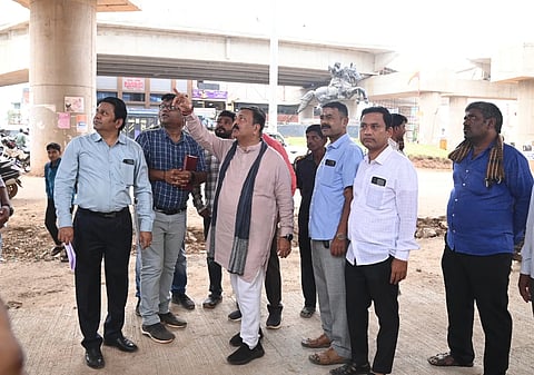 work ಹುಬ್ಬಳ್ಳಿಯಲ್ಲಿ ನಡೆಯುತ್ತಿರುವ ಫ್ಲೈ ಓವರ್ ಕಾಮಗಾರಿ ಪರಿಶೀಲಿಸಿದ ಶಾಸಕ ಮಹೇಶ ಟೆಂಗಿನಕಾಯಿ.