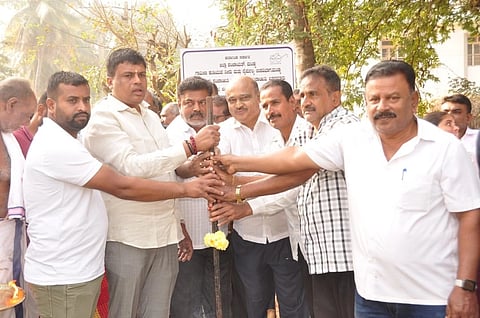 ಮಂಡ್ಯ ತಾಲೂಕು ಹೊಸಬೂದನೂರು ಗ್ರಾಮದಲ್ಲಿ ರಸ್ತೆ ಅಭಿವೃದ್ಧಿ ಕಾಮಗಾರಿಗೆ ಶಾಸಕ ಪಿ.ರವಿಕುಮಾರ್ ಗಣಿಗ ಭೂಮಿ ಪೂಜೆ ನೆರವೇರಿಸಿದರು. 