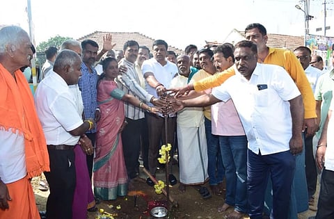 ಮಂಡ್ಯ ತಾಲೂಕು ಕನ್ನಲಿ ಗ್ರಾಮದಲ್ಲಿ ರಸ್ತೆ ಅಭಿವೃದ್ಧಿ ಕಾಮಗಾರಿಗೆ ಶಾಸಕ ಪಿ.ರವಿಕುಮಾರ್ ಗಣಿಗ ಭೂಮಿಪೂಜೆ ನೆರವೇರಿಸಿದರು.  