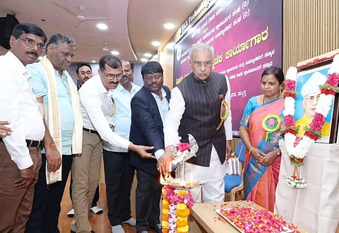 rights ಹುಬ್ಬಳ್ಳಿಯಲ್ಲಿ ಆಯೋಜಿಸಿದ್ದ ಶಿಕ್ಷಕರ ದಿನಾಚರಣೆ ಹಾಗೂ ಶೈಕ್ಷಣಿಕ ಕಾರ್ಯಾಗಾರವನ್ನು ಮಾಜಿ ಸಭಾಪತಿ, ಎಂಎಲ್ಸಿ ಬಸವರಾಜ ಹೊರಟ್ಟಿ ಉದ್ಘಾಟಿಸಿದರು.