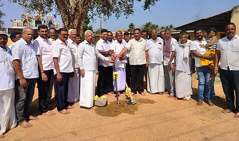 ಮಂಡ್ಯ ತಾಲೂಕು ಕಬ್ಬನಹಳ್ಳಿ ಗ್ರಾಮದಲ್ಲಿ ಕಾಂಪೌಂಡ್ ಕಾಮಗಾರಿಗೆ ವಿಧಾನ ಪರಿಷತ್ ಸದಸ್ಯ ಮಧು ಜಿ.ಮಾದೇಗೌಡ ಭೂಮಿ ಪೂಜೆ ನೆರವೇರಿಸಿದರು.
