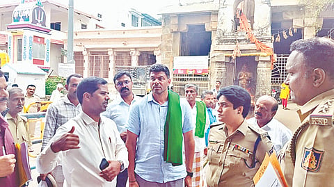 ಮೇಲುಕೋಟೆ ಪ್ರವಾಸಿ ಮಂದಿರದಲ್ಲಿ  ಶಾಸಕ ದರ್ಶನ್ ಪುಟ್ಟಣ್ಣಯ್ಯಬುಧವಾರ ವೈರಮುಡಿ ಬ್ರಹ್ಮೋತ್ಸವದ ಪೂರ್ವಭಾವಿ ಸಿದ್ಧತೆಗಳ ಕುರಿತು ಸಭೆಯ ಅಧ್ಯಕ್ಷತೆ ವಹಿಸಿ ಮಾತನಾಡಿದರು