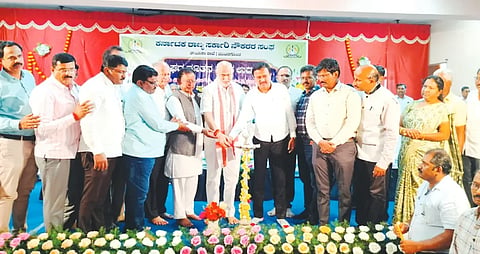 ಮುಂಡಗೋಡ ತಾಲೂಕು ಸರ್ಕಾರಿ ನೌಕರರ ಸಂಘದ ನೂತನ ಕಟ್ಟಡವನ್ನು ಶಾಸಕ ಶಿವರಾಮ ಹೆಬ್ಬಾರ ಉದ್ಘಾಟಿಸಿದರು. ಸಂಘದ ರಾಜ್ಯಾಧ್ಯಕ್ಷ ಸಿ.ಎಸ್. ಷಡಾಕ್ಷರಿ, ಮಾಜಿ ಶಾಸಕ ವಿ.ಎಸ್. ಪಾಟೀಲ ಇತರರಿದ್ದರು.