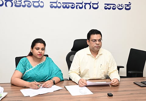 pardಮಹಾನಗರ ಪಾಲಿಕೆ 2025-26ನೇ ಸಾಲಿನಲ್ಲಿ ಆಡಳಿತಾಧಿಕಾರಿಗಳ ಅವಧಿಯಲ್ಲಿ ಆಸ್ತಿ ತೆರಿಗೆ ಸಂಗ್ರಹದಲ್ಲಿ ಗುರಿ ಮೀರಿದ ಸಾಧನೆ ಮಾಡಿದ್ದು, 149.68 ಕೋಟಿ ರೂ. ತೆರಿಗೆ ಸಂಗ್ರಹಿಸಿದೆ. 112 ಕೋಟಿ ರೂ. ಗುರಿ ನಿಗದಿಯಾಗಿದ್ದು, ಇದನ್ನು ಮೀರಿ ತೆರಿಗೆ ಸಂಗ್ರಹವಾಗಿದೆ ಎಂದು ಪಾಲಿಕೆ ಆಯುಕ್ತ ರವಿಚಂದ್ರ ನಾಯಕ್ ಹಾಗೂ ಕಂದಾಯ ವಿಭಾಗದ ಆಯುಕ್ತೆ ಅಕ್ಷತಾ ಸುದ್ದಿಗೋಷ್ಠಿಯಲ್ಲಿ ತಿಳಿಸಿದರು.