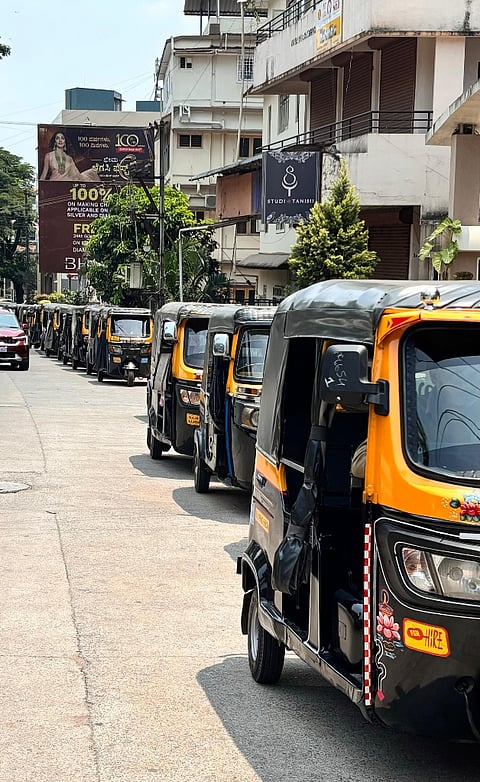 ಕಳೆದ 5-6 ದಿನಗಳಿಂದ ನಗರದ ಹಲವು ಎಲ್‌ಪಿಜಿ ಬಂಕ್ ಮುಂದೆ ಅಟೂ ರಿಕ್ಷಾಗಳು ಸರತಿ ಸಾಲಿನಲ್ಲಿ ನಿಲ್ಲುತ್ತಿರುವುದು ಸರ್ವೇ ಸಾಮಾನ್ಯವಾಗಿದೆ.