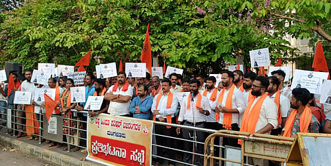 ಲವ್ ಜಿಹಾದ್ ಪ್ರಕರಣಗಳು ಹಾಗೂ ಕಾರ್ಪೊರೇಟ್ ಜಿಹಾದ್‌ಮತ್ತು ಮತಾಂತರದ ಸಂಚನ್ನು ಖಂಡಿಸಿ ವಿಶ್ವ ಹಿಂದೂ ಪರಿಷತ್ (ವಿಎಚ್‌ಪಿ) ಮತ್ತು ಬಜರಂಗದಳ ಮಂಗಳೂರು ಘಟಕದ ವತಿಯಿಂದ ಇಂದು ಮಂಗಳೂರು ತಾಲೂಕು ಕಚೇರಿ ಮುಂಭಾಗ ಬೃಹತ್ ಪ್ರತಿಭಟನೆ ನಡೆಯಿತು.  