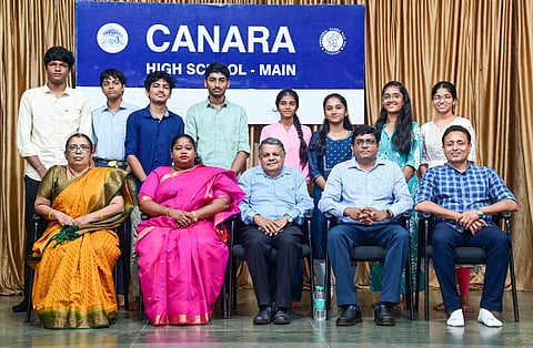 ಈಬಾರಿಯ ಎಸ್ಸೆಸ್ಸೆಲ್ಸಿಯಲ್ಲಿ ಅತ್ಯುತ್ತಮ ಅಂಕ ಪಡೆದ ಡೊಂಗರಕೇರಿ ಕೆನರಾ ಹೈಸ್ಕೂಲ್(ಮೈನ್)ನ ಸಾಧಕ ವಿದ್ಯಾರ್ಥಿಗಳಿಗೆ ಅವರ ಪೋಷಕರೊಂದಿಗೆ ಸನ್ಮಾನ ಕಾರ್ಯಕ್ರಮ ಡೊಂಗರಕೇರಿ ಕೆನರಾ ಹೈಸ್ಕೂಲ್( ಮೈನ್) ಸಭಾಂಗಣದಲ್ಲಿ ಶುಕ್ರವಾರ ನಡೆಯಿತು.