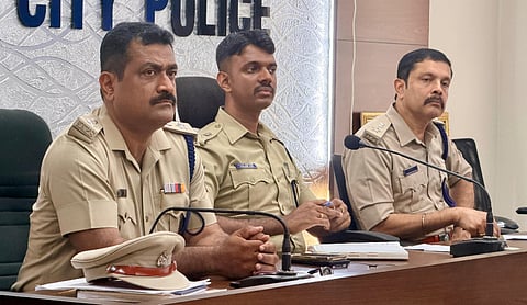 ಡಿಸಿಪಿ ಮಿಥುನ್ ಅಧ್ಯಕ್ಷತೆಯಲ್ಲಿ ದಲಿತ ಕುಂದು ಕೊರತೆ ಸಭೆ ನಡೆಯಿತು. ಡಿಸಿಪಿ ರವಿಶಂಕರ್ ಮೊದಲಾದವರಿದ್ದರು.