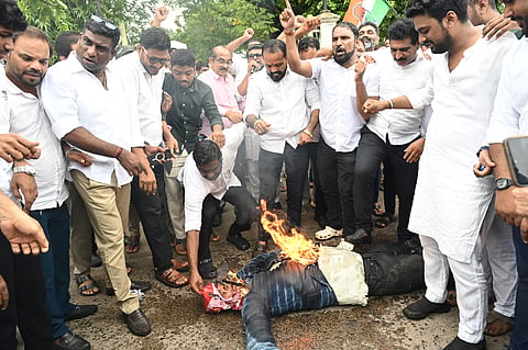 ಯಶ್‌ಪಾಲ್ ಸುವರ್ಣ ಅವರನ್ನು ಶಾಸಕ ಸ್ಥಾನದಿಂದ ಅಮಾನತುಗೊಳಿಸುವಂತೆ ಆಗ್ರಹಿಸಿದ ಪ್ರತಿಭಟನಾಕಾರರು ರಸ್ತೆ ಮಧ್ಯೆ ಶಾಸಕರ ಪ್ರತಿಕೃತಿ ದಹಿಸಿ ಆಕ್ರೋಶ ವ್ಯಕ್ತಪಡಿಸಿದರು.