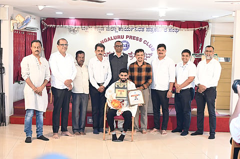 ಪತ್ರಕರ್ತ ಸಂಶುದ್ದೀನ್ ಎಣ್ಮೂರು ಅವರಿಗೆ ಪ.ಗೋ. ಪ್ರಶಸ್ತಿ ಪ್ರದಾನ ಸಮಾರಂಭದಲ್ಲಿ ಪ್ರೊ.ಪಿ.ಎಲ್.ಧರ್ಮ, ಚಿದಂಬರ ಬೈಕಂಪಾಡಿ, ಪುಷ್ಪರಾಜ್ ಬಿ.ಎನ್., ಪಿ.ಬಿ.ಹರೀಶ್ ರೈ ಮೊದಲಾದವರಿದ್ದರು.