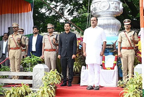 ನೆಹರೂ ಮೈದಾನದಲ್ಲಿ ಶನಿವಾರ ದ.ಕ. ಜಿಲ್ಲಾಮಟ್ಟದ ಸ್ವಾತಂತ್ರ್ಯೋತ್ಸವ ಕಾರ್ಯಕ್ರಮದಲ್ಲಿ ಉಸ್ತುವಾರಿ ಸಚಿವ ಯು.ಟಿ. ಖಾದರ್ ಅವರು ಧ್ವಜಾರೋಹಣ ನೆರವೇರಿಸಿ ಗೌರವ ವಂದನೆ ಸ್ವೀಕರಿಸಿದರು. ಡಿಸಿ, ಕಮಿಷನರ್, ಎಸ್ಪಿ, ಸಿಇಒ ಇದ್ದರು.