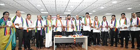 ಮೊಳಹಳ್ಳಿ ಶಿವರಾವ್ ಅವರ ಆಕರ ಗ್ರಂಥವನ್ನು ಡಾ.ಎಂ.ಎನ್.ರಾಜೇಂದ್ರ ಕುಮಾರ್ ಬಿಡುಗಡೆಗೊಳಿಸಿದರು. ಲೇಖಕ ಅರವಿಂದ ಚೊಕ್ಕಾಡಿ, ಎಸ್.ಆರ್.ಸತೀಶ್ಚಂದ್ರ, ರವಿರಾಜ ಹೆಗ್ಡೆ, ಶಶಿಕುಮಾರ್ ರೈ ಬಾಲ್ಯೊಟ್ಟು ಮೊದಲಾದವರಿದ್ದರು.