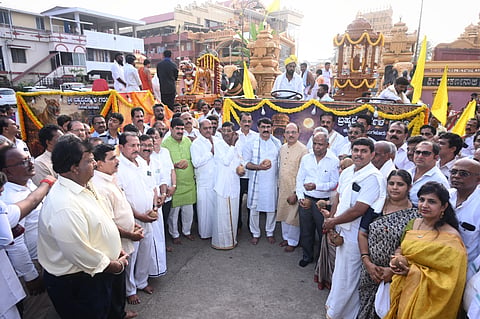 ಶ್ರೀ ಬ್ರಹ್ಮರಿಗೆ ನೂತನ ಚಂದ್ರಮಂಡಲ ರಥ ಹಾಗೂ ಶ್ರೀ ಕೊಡಮಣಿತ್ತಾಯ ದೈವದ ಉತ್ಸವ ಬಂಡಿಯ ಭವ್ಯ ಮೆರವಣಿಗೆ ಕುದ್ರೋಳಿ ಶ್ರೀ ಗೋಕರ್ಣನಾಥ ಕ್ಷೇತ್ರದ ಅಧ್ಯಕ್ಷ ಎಚ್. ಜೈರಾಜ್ ಸೋಮಸುಂದರ್ ಚಾಲನೆ ನೀಡಿದರು. 
