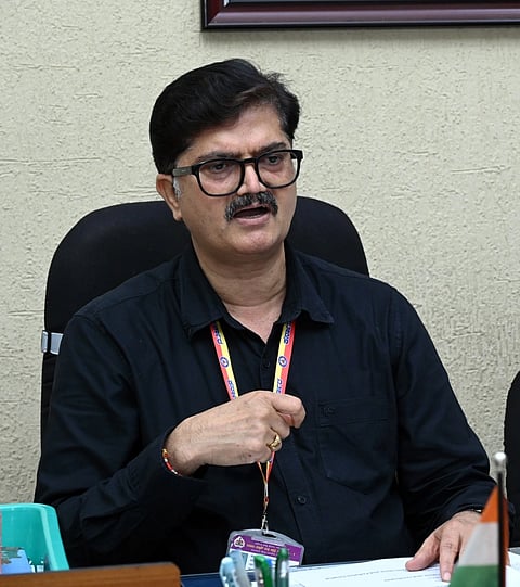 ದಕ್ಷಿಣ ಕನ್ನಡ ಜಿಲ್ಲಾಸ್ಪತ್ರೆಯಾದ ವೆನ್‌ಲಾಕ್‌ಗೆ ತುರ್ತು ಚಿಕಿತ್ಸೆಗಾಗಿ ರೋಗಿಗಳನ್ನು ಶಿಫಾರಸು ಮಾಡಿ ಕಳುಹಿಸುವ ಮೊದಲು, ಆಸ್ಪತ್ರೆಯಲ್ಲಿ ಐಸಿಯು ಬೆಡ್‌ಗಳ ಲಭ್ಯತೆಯನ್ನು ಕಡ್ಡಾಯವಾಗಿ ಖಾತರಿಪಡಿಸಿಕೊಳ್ಳಬೇಕು ಎಂದು  ಶುಕ್ರವಾರ ಸುದ್ದಿಗೋಷ್ಠಿಯಲ್ಲಿ ವೆನ್‌ಲಾಕ್ ಆಸ್ಪತ್ರೆಯ ಅಧೀಕ್ಷಕ ಹಾಗೂ ಜಿಲ್ಲಾ ಶಸ್ತ್ರ ಚಿಕಿತ್ಸಕರಾದ ಡಾ. ಶಿವಪ್ರಕಾಶ್ ಮನವಿ ಮಾಡಿದ್ದಾರೆ.