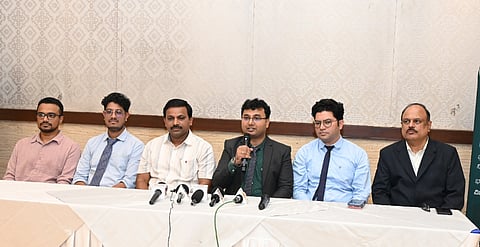 ಆರ್‌ವಿ ಆರ್ ಹೆಲ್ತ್ ಕೇರ್ ನ್ಯೂರೋ ಆಂಕಾಲಜಿ ಸೆಂಟರ್ ಕಾಸರಗೋಡಿನಲ್ಲಿ ಜು.26ರಂದು ಆರಂಭಗೊಳ್ಳಲಿದೆ ಎಂದು ಆರ್‌ವಿಆರ್ ಸೂಪ್ಟರ್ ಸ್ಪೆಶಾಲಿಟಿ ಸೆಂಟರ್‌ನ ನಿರ್ದೇಶಕ ಡಾ.ರಾಘವೇಂದ್ರ ಬಿ.ಎಸ್ ಅವರು ಸುದ್ದಿಗೋಷ್ಠಿಯಲ್ಲಿ ಮಾಹಿತಿ ನೀಡಿದರು.