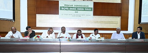 ಪಿಲಿಕುಳ ಅಭಿವೃದ್ಧಿಗೆ ಸಂಬಂಧಿಸಿದಂತೆ ವಿಧಾನ ಮಂಡಲದ ಅಧೀನ ಶಾಸನ ಸಮಿತಿ ಅಧ್ಯಕ್ಷ ಎಸ್.ಆರ್. ಶ್ರೀನಿವಾಸ್ ಅಧ್ಯಕ್ಷತೆಯಲ್ಲಿ ನಡೆದ ಸಭೆಯಲ್ಲಿ ಗುರ್ಮೆ ಸುರೇಶ್ ಶೆಟ್ಟಿ, ಡಾ.ಮಂಥರ್ ಗೌಡ, ಶಿವಣ್ಣ ಬಿ., ದರ್ಶನ್ ಎಚ್.ವಿ. ಮೊದಲಾದವರಿದ್ದರು.