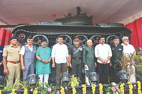 ಕಾರ್ಗಿಲ್ ವಿಜಯ ದಿವಸ ಕಾರ್ಯಕ್ರಮದ ಹಿನ್ನೆಲೆಯಲ್ಲಿ ಕದ್ರಿಹಿಲ್ಸ್‌ನ ಯುದ್ಧ ಸ್ಮಾರಕದ ಬಳಿ ರಸ್ತೆ ಬದಿಯಲ್ಲಿ ಟಿ 55 ಟ್ಯಾಂಕ್‌ನ್ನು ಗಣ್ಯರು ಲೋಕಾರ್ಪಣೆ ಮಾಡಿದರು.