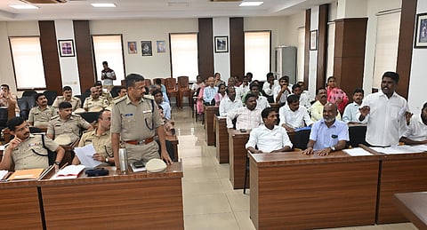  ದಲಿತ ಕುಂದು ಕೊರತೆ ನಿವಾರಣೆ ಸಭೆಯಲ್ಲಿ ಮುಖಂಡ ಎಸ್.ಪಿ.ಆನಂದ ಅಹವಾಲು ಸಲ್ಲಿಸಿದರು. 