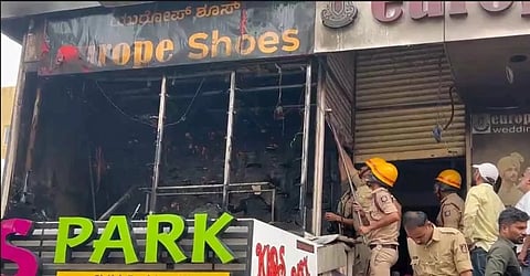 ಹಂಪನಕಟ್ಟೆಯಲ್ಲಿದ್ದ ಶೂ ಶಾಪ್ ಒಂದಕ್ಕೆ ಮಂಗಳವಾರ ಬೆಂಕಿ ಬಿದ್ದು ಅಪಾರ ನಷ್ಟ ಸಂಭವಿಸಿದೆ.