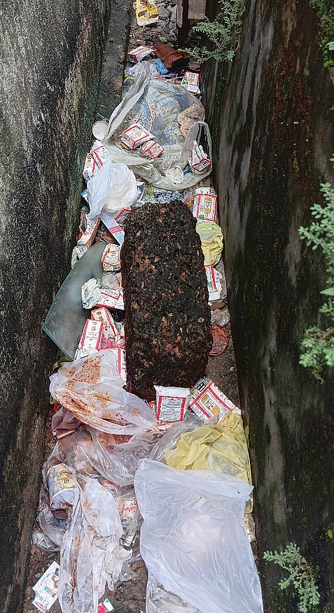  ಉರ್ವಸ್ಟೋರ್ ಮಾರುಕಟ್ಟೆಯೊಳಗೆ ಮದ್ಯ ಸೇವಿಸಿ ಬಿಸಾಕಿದ ಟೆಟ್ರಾ ಪ್ಯಾಕ್‌ಗಳು ಹಾಗೂ ಪ್ಲಾಸ್ಟಿಕ್ ತ್ಯಾಜ್ಯ ರಾಶಿ.