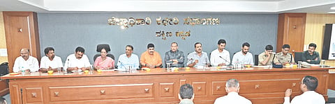 ಸಚಿವ ಯು.ಟಿ. ಖಾದರ್ ಅಧ್ಯಕ್ಷತೆಯಲ್ಲಿ ಜಿಲ್ಲಾಧಿಕಾರಿಗಳ ಕಚೇರಿ ಸಭಾಂಗಣದಲ್ಲಿ ವಿಪತ್ತು ನಿರ್ವಹಣೆ ಸಭೆ ನಡೆಯಿತು. ಶಾಸಕರಾದ ವೇದವ್ಯಾಸ ಕಾಮತ್, ಭಾಗೀರಥಿ ಮುರುಳ್ಯ, ಐವನ್ ಡಿಸೋಜಾ, ಮಂಜುನಾಥ ಭಂಡಾರಿ, ಕಿಶೋರ್ ಕುಮಾರ್ ಪುತ್ತೂರು ಉಪಸ್ಥಿತರಿದ್ದರು.