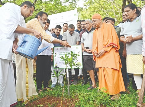  ಕೇಂದ್ರ ಸರ್ಕಾರದ ಸ್ವಚ್ಛತಾ ಪಾಕ್ಷಿಕದ ಅಂಗವಾಗಿ ಸೋಮವಾರ ಕದ್ರಿ ಪಾರ್ಕ್‌ನಲ್ಲಿ ಎಂ.ಆರ್.ಪಿ.ಎಲ್. ಮತ್ತು ರಾಮಕೃಷ್ಣ ಮಿಷನ್ ವತಿಯಿಂದ ಹಮ್ಮಿಕೊಂಡಿದ್ದ ಸ್ವಚ್ಛತಾ ಶ್ರಮದಾನ ಕಾರ್ಯಕ್ರಮದಲ್ಲಿ ಸುರೇಶ್ ಗೋಪಿ ಸಸಿಗಳನ್ನು ನೆಡುವ ಕಾರ್ಯಕ್ರಮಕ್ಕೆ ಶುಭಹಾರೈಸಿದರು. ರಾಮಕೃಷ್ಣ ಮಠದ ಅಧ್ಯಕ್ಷ ಸ್ವಾಮಿ ಜಿತಕಾಮಾನಂದಜಿ, ಪ್ರಮುಖರಾದ ರಂಜನ್ ಬೆಳ್ಳರ್ಪ್ಪಾಡಿ ಇದ್ದರು.  