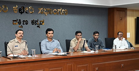 ದ.ಕ. ಜಿಲ್ಲಾಧಿಕಾರಿ ಹಾಗೂ ಸಾರಿಗೆ ಪ್ರಾಧಿಕಾರದ ಅಧ್ಯಕ್ಷ ದರ್ಶನ್ ಎಚ್.ವಿ. ಅವರ ಅಧ್ಯಕ್ಷತೆಯಲ್ಲಿ ಗುರುವಾರ ಆಟೋರಿಕ್ಷಾ ದರ ಪರಿಷ್ಕರಣೆಗೆ ಸಂಬಂಧಿಸಿ ಸಭೆ ನಡೆಯಿತು. ಎಸ್ಪಿ ಡಾ. ಅರುಣ್ ಕೆ., ಡಿಸಿಪಿ ರವಿಶಂಕರ್, ಆರ್‌ಟಿಒ ಮುರುಗೇಂದ್ರ ಶಿರೋಳಕರ್ ಉಪಸ್ಥಿತರಿದ್ದರು.
