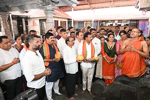  ಪ್ರಧಾನಿ ನರೇಂದ್ರ ಮೋದಿಯವರ 4,399 ದಿನಗಳ ಯಶಸ್ವಿ ಆಡಳಿತ ಹಿನ್ನೆಲೆಯಲ್ಲಿ ಕದ್ರಿ ದೇವಳದಲ್ಲಿ ನಡೆದ ವಿಶೇಷ ರಂಗ ಪೂಜೆಯಲ್ಲಿ ವೇದವ್ಯಾಸ ಕಾಮತ್, ಸತೀಶ್ ಕುಂಪಲ, ಪ್ರೇಮಾನಂದ ಶೆಟ್ಟಿ ಮೊದಲಾದವರಿದ್ದರು.