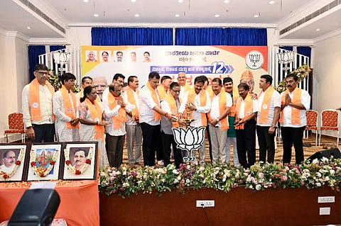  ನರೇಂದ್ರ ಮೋದಿ ಅವರ ಆಡಳಿತದ ಐತಿಹಾಸಿಕ ಮೈಲಿಗಲ್ಲುಗಳ ಬಗ್ಗೆ ಶನಿವಾರ ಮಂಗಳೂರಿನ ಪಾಲೇಮಾರ್ ಗಾರ್ಡನ್‌ನಲ್ಲಿ ನಡೆದ "ವಿಕಸಿತ ಭಾರತ ಸಂಕಲ್ಪ ಸಮಾವೇಶ"ವನ್ನು ಡಾ. ರಾಧಾಮೋಹನ್ ದಾಸ್ ಅಗರ್ವಾಲ್ ಉದ್ಘಾಟಿಸಿದರು. ಶಾಸಕರುಗಳು, ಸಂಸದರು, ಮಾಜಿ ಸಚಿವರು ಉಪಸ್ಥಿತರಿದ್ದರು.