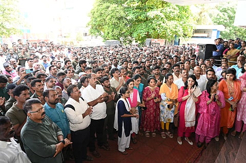   ಮೆಸ್ಕಾಂನ ವಿದ್ಯುತ್ ವಿತರಣೆ ವ್ಯವಸ್ಥೆಯನ್ನು ಖಾಸಗಿ ಸಂಸ್ಥೆ (ಟಾಟಾ ಕಂಪನಿ)ಗೆ ನೀಡಲು ಕೆಇಆರ್‌ಸಿ ವತಿಯಿಂದ ಅನುಮತಿ ಕೋರಿರುವ ವಿರುದ್ಧ ಪ್ರತಿಭಟನಾ ಸಭೆ ಮಂಗಳವಾರ ಮಂಗಳೂರು ಬಿಜೈಯ ಮೆಸ್ಕಾಂ ಪ್ರಧಾನ ಕಚೇರಿ ಎದುರು ನಡೆಯಿತು.  