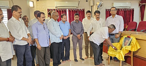  ಹಿರಿಯ ಪತ್ರಕರ್ತ ಪ್ರೊ.ಬಾಲಕೃಷ್ಣ ಗಟ್ಟಿ ಯವರ ನಿಧನಕ್ಕೆ ದಕ್ಷಿಣ ಕನ್ನಡ ಜಿಲ್ಲಾ ಕಾರ್ಯ ನಿರತ ಪತ್ರಕರ್ತರ ಸಂಘ, ಪ್ರೆಸ್ ಕ್ಲಬ್ ಹಾಗೂ ಪತ್ರಿಕಾ ಭವನದ ವತಿಯಿಂದ ಪತ್ರಿಕಾ ಭವನದಲ್ಲಿ ಮಂಗಳವಾರ ಸಂತಾಪ ಸೂಚಕ ಸಭೆ ನಡೆಸಿ ನುಡಿನಮನ ಸಲ್ಲಿಸಲಾಯಿತು.