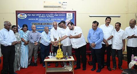 ವಿಶ್ವ ಹಾಲು ದಿನಾಚರಣೆಯನ್ನು ಒಕ್ಕೂಟದ ಅಧ್ಯಕ್ಷ ರವಿರಾಜ ಹೆಗ್ಡೆ ಉದ್ಘಾಟಿಸಿದರು. ಡಾ.ಸತೀಶ್ ಕುಲಕರ್ಣಿ, ಉದಯ ಎಸ್. ಕೋಟ್ಯಾನ್, ಡಾ.ಎನ್.ಬಿ. ಬೆಳವಾಡಿ, ಎನ್.ಬಿ.ಮರಾಠೆ ಮೊದಲಾದವರಿದ್ದರು.