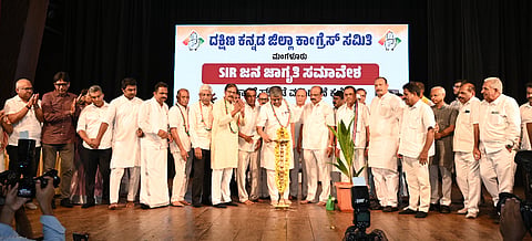 ಮಂಗಳೂರಿನಲ್ಲಿ ಕಾಂಗ್ರೆಸ್ ವತಿಯಿಂದ ಮಂಗಳವಾರ ನಡೆದ ಎಸ್ಐಆರ್ ಜನಜಾಗೃತಿ ಸಮಾವೇಶವನ್ನು ಕೆಪಿಸಿಸಿ ಅಧ್ಯಕ್ಷ ಬಿ.ಕೆ. ಹರಿಪ್ರಸಾದ್ ಉದ್ಘಾಟಿಸಿದರು. ಯು.ಟಿ. ಖಾದರ್, ಮಂಜುನಾಥ್ ಭಂಡಾರಿ, ವಿ.ಆರ್. ಸುದರ್ಶನ್, ರಮಾನಾಥ ರೈ, ವಿನಯ ಕುಮಾರ್ ಸೊರಕೆ, ಅಭಯಚಂದ್ರ ಜೈನ್ ಇದ್ದರು.