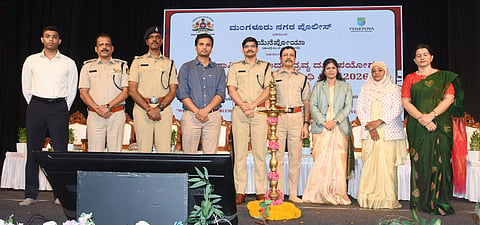  ಮಾದಕ ದ್ರವ್ಯ ವಿರೋಧಿ ದಿನ ಮತ್ತು ಅಕ್ರಮ ಸಾಗಣೆ ವಿರೋಧಿ ದಿನ ಕಾರ್ಯಕ್ರಮವನ್ನು ಜಿಲ್ಲಾಧಿಕಾರಿ ದರ್ಶನ್ ಎಚ್.ವಿ. ಉದ್ಘಾಟಿಸಿದರು. ಸುಧೀರ್ ಕುಮಾರ್ ರೆಡ್ಡಿ, ನ್ಯಾ.ಜೈಬುನ್ನೀಸಾ, ಡಾ.ಅಶ್ವಿನಿ ಶೆಟ್ಟಿ ಮೊದಲಾದವರಿದ್ದರು.