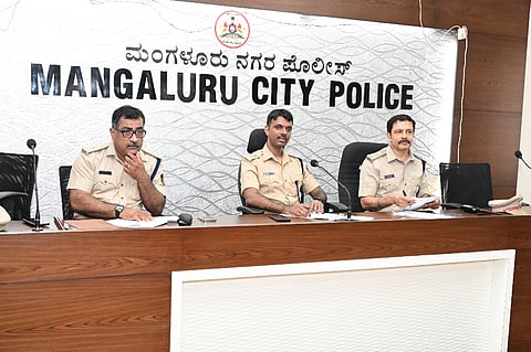 ಕಾನೂನು ಸುವ್ಯವಸ್ಥೆ ವಿಭಾಗದ ಡಿಸಿಪಿ ಮಿಥುನ್ ಎಚ್.ಎನ್. ಅವರ ಅಧ್ಯಕ್ಷತೆಯಲ್ಲಿ ಮಂಗಳೂರು ಕಮಿಷನರ್ ಕಚೇರಿ ಸಭಾಂಗಣದಲ್ಲಿ ದಲಿತರ ಮಾಸಿಕ ಕುಂದುಕೊರತೆ ಸಭೆ ನಡೆಯಿತು. ಡಿಸಿಪಿ ಕೆ. ರವಿಶಂಕರ್, ಎಸ್ಪಿ ಸಿ.ಎ. ಸೈಮನ್ ಉಪಸ್ಥಿತರಿದ್ದರು.  