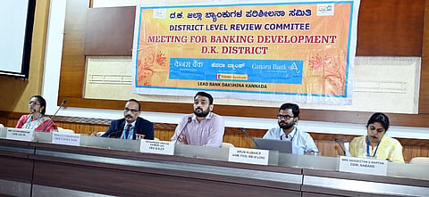 ಮಂಗಳವಾರ ಜಿಲ್ಲಾ ಪಂಚಾಯತ್‌ನ ನೇತ್ರಾವತಿ ಸಭಾಂಗಣದಲ್ಲಿ ದ.ಕ. ಜಿಲ್ಲಾ ಬ್ಯಾಂಕುಗಳ ಪ್ರಗತಿ ಪರಿಶೀಲನಾ ಸಭೆ ನಡೆಯಿತು. ಜಿ.ಪಂ. ಸಿಇಒ ನರ್ವಾಡೆ ವಿನಾಯಕ ಕರ್ಬಾರಿ, ಆರ್‌ಬಿಐನ ಎಜಿಎಂ ಅರುಣ್‌ ಕುಮಾರ್‌, ಅ˜ಕಾರಿಗಳಾದ ಸಂಗೀತಾ ಕರ್ತ, ವೆಂಕಟ ವರಪ್ರಸಾದ್‌, ಗೀತಾ ಯಶೋಧರ್‌ ಇದ್ದರು.