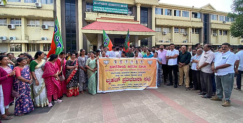 ಪಾಲಿಕೆ ದುರಾಡಳಿತ ವಿರುದ್ದ  ಬಿಜೆಪಿ ಮಂಗಳೂರು ನಗರ ದಕ್ಷಿಣ ಮತ್ತು ಉತ್ತರ ಮಂಡಲದ ನೇತೃತ್ವದಲ್ಲಿ ಬುಧವಾರ ಮಂಗಳೂರು ಮಹಾನಗರ ಪಾಲಿಕೆ ಮುಂಭಾಗ ಪ್ರತಿಭಟನೆ ನಡೆಯಿತು.  