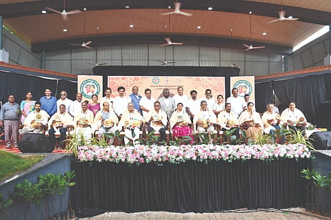  ಕದ್ರಿ ಪಾರ್ಕ್‌ನಲ್ಲಿ ನಡೆದ ಗೇರು ಮೇಳದಲ್ಲಿ 12 ಮಂದಿ ಪ್ರಗತಿಪರ ಕೃಷಿಕರನ್ನು ಸನ್ಮಾನಿಸಲಾಯಿತು. ಶಾಸಕರಾದ ವೇದವ್ಯಾಸ ಕಾಮತ್, ಟಿ.ಡಿ. ರಾಜೇಗೌಡ, ಐವನ್ ಡಿಸೋಜಾ, ಅಶೋಕ್ ಕುಮಾರ್ ರೈ, ಗೇರು ಅಭಿವೃದ್ಧಿ ನಿಗಮದ ಅಧ್ಯಕ್ಷೆ ಮಮತಾ ಡಿ.ಎಸ್. ಗಟ್ಟಿ ಇದ್ದರು.